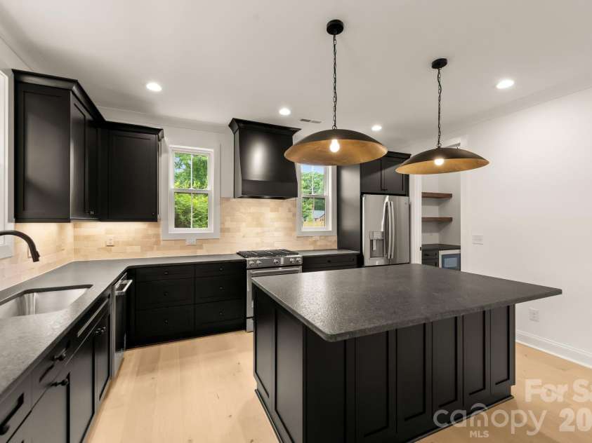 3031 Mathis Drive, Charlotte, NC 28208.  MLS# CAR4394538, YatesRealty ID 36356. 