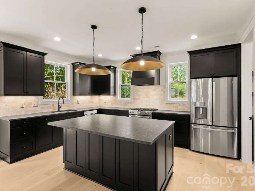 3031 Mathis Drive, Charlotte, NC 28208.  MLS# CAR4394538, YatesRealty ID 36356. 