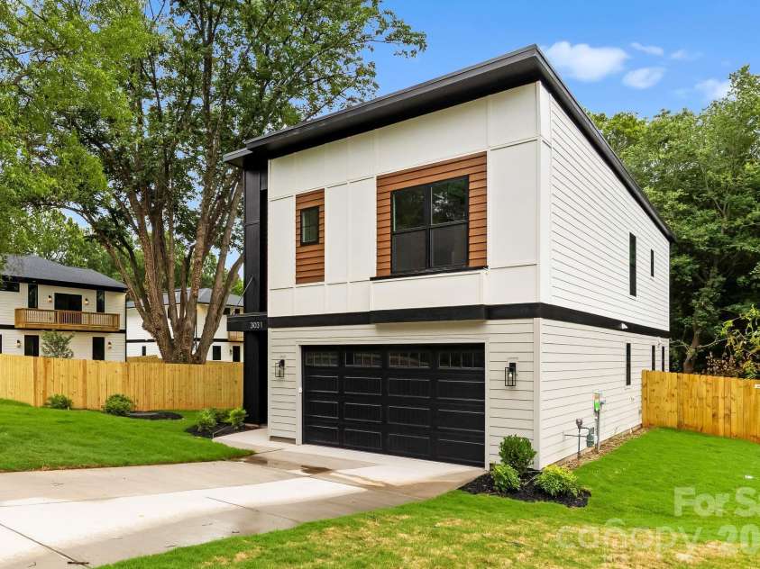 3031 Mathis Drive, Charlotte, NC 28208.  MLS# CAR4394538, YatesRealty ID 36356. 