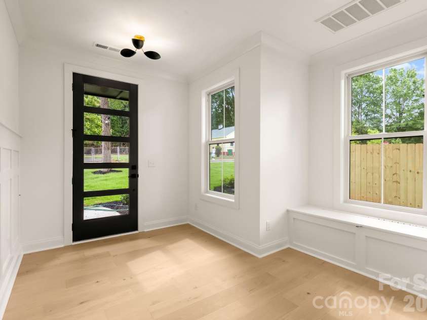 3031 Mathis Drive, Charlotte, NC 28208.  MLS# CAR4394538, YatesRealty ID 36356. 