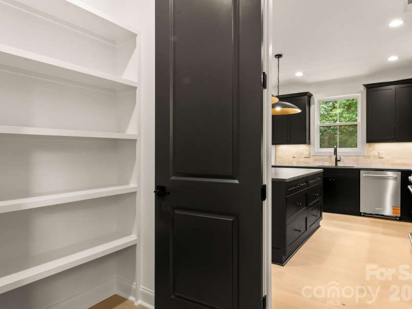 3031 Mathis Drive, Charlotte, NC 28208.  MLS# CAR4394538, YatesRealty ID 36356. 