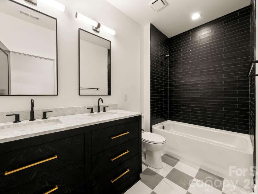3031 Mathis Drive, Charlotte, NC 28208.  MLS# CAR4394538, YatesRealty ID 36356. 