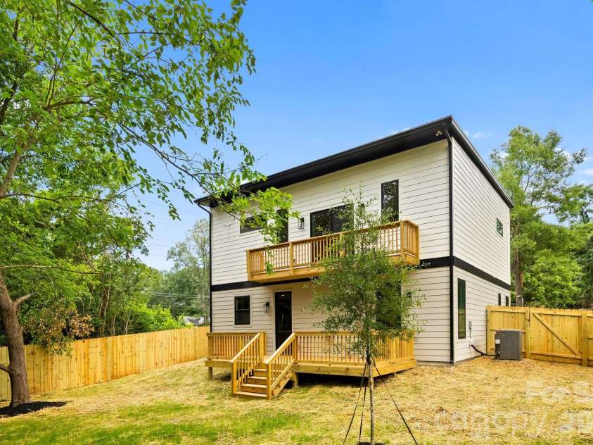 3031 Mathis Drive, Charlotte, NC 28208.  MLS# CAR4394538, YatesRealty ID 36356. 
