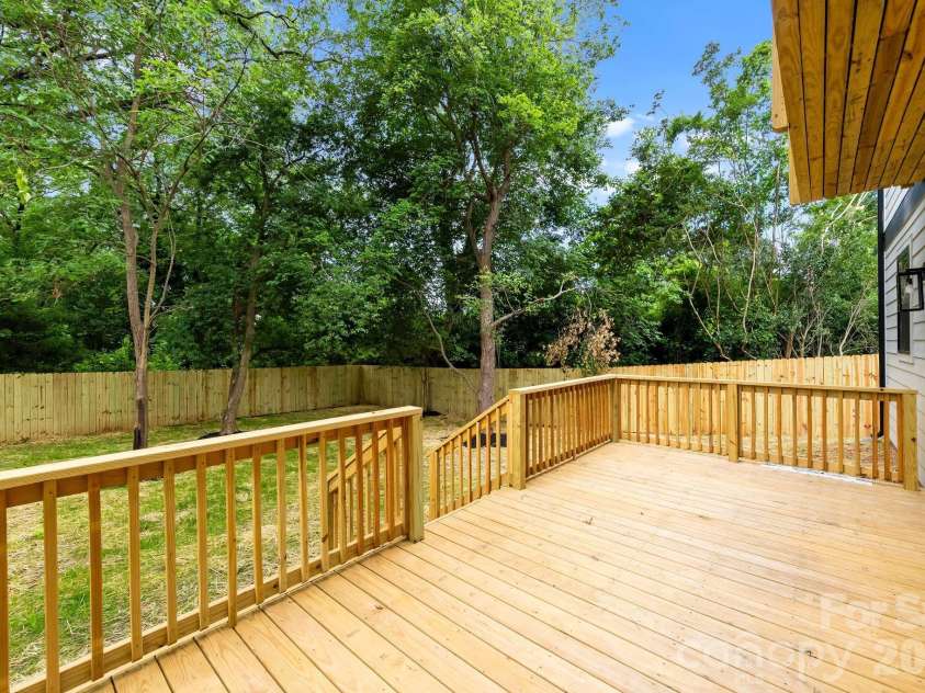 3031 Mathis Drive, Charlotte, NC 28208.  MLS# CAR4394538, YatesRealty ID 36356. 