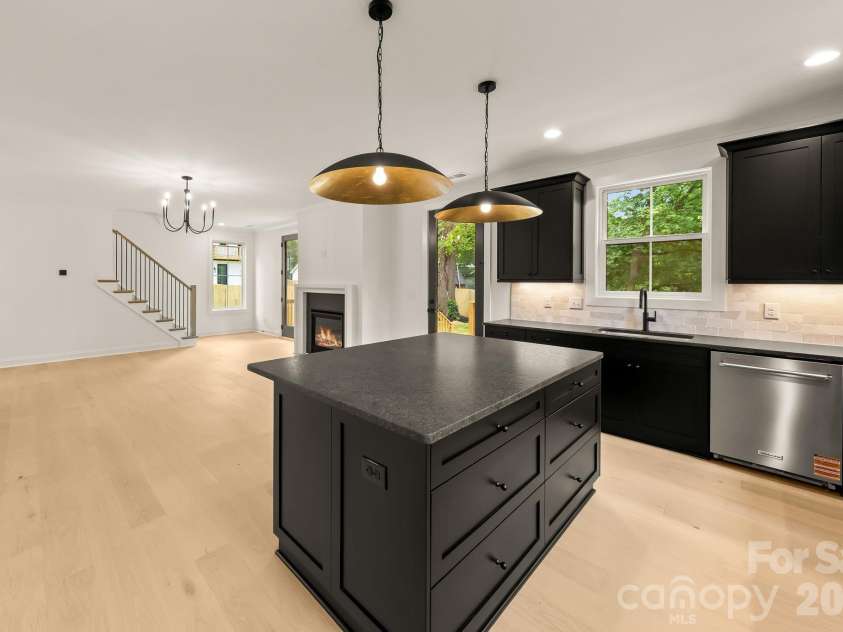 3031 Mathis Drive, Charlotte, NC 28208.  MLS# CAR4394538, YatesRealty ID 36356. 