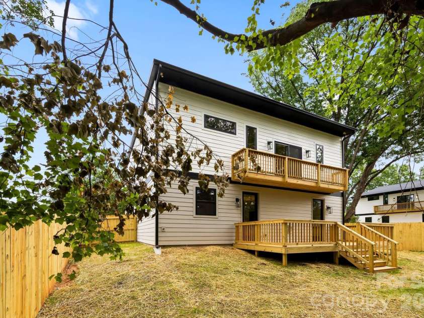 3031 Mathis Drive, Charlotte, NC 28208.  MLS# CAR4394538, YatesRealty ID 36356. 