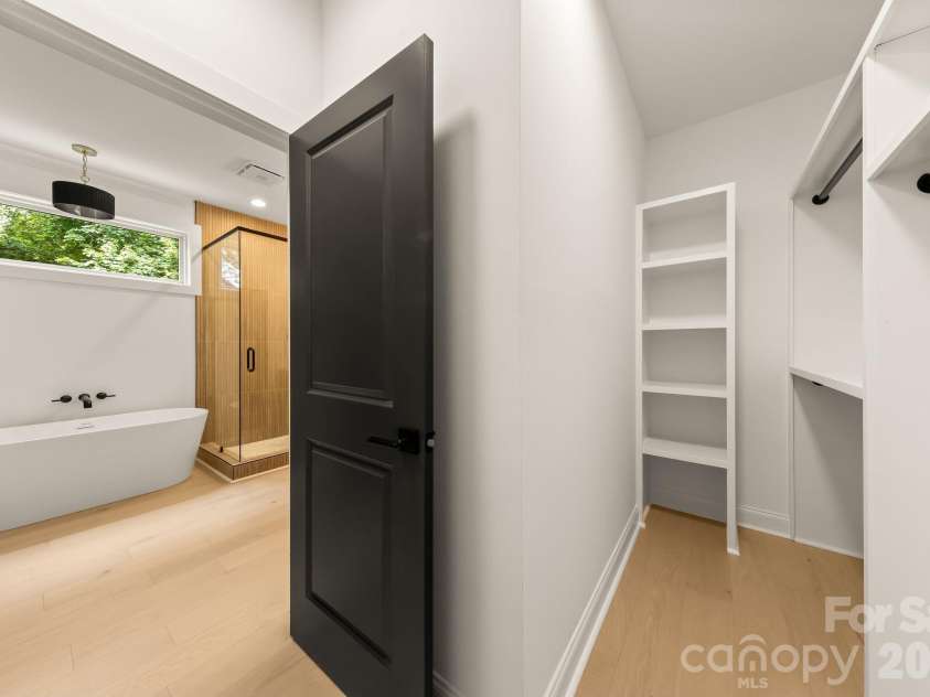 3031 Mathis Drive, Charlotte, NC 28208.  MLS# CAR4394538, YatesRealty ID 36356. 