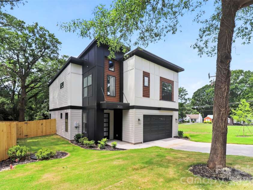 3031 Mathis Drive, Charlotte, NC 28208.  MLS# CAR4394538, YatesRealty ID 36356. 