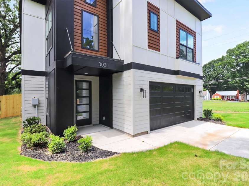 3031 Mathis Drive, Charlotte, NC 28208.  MLS# CAR4394538, YatesRealty ID 36356. 