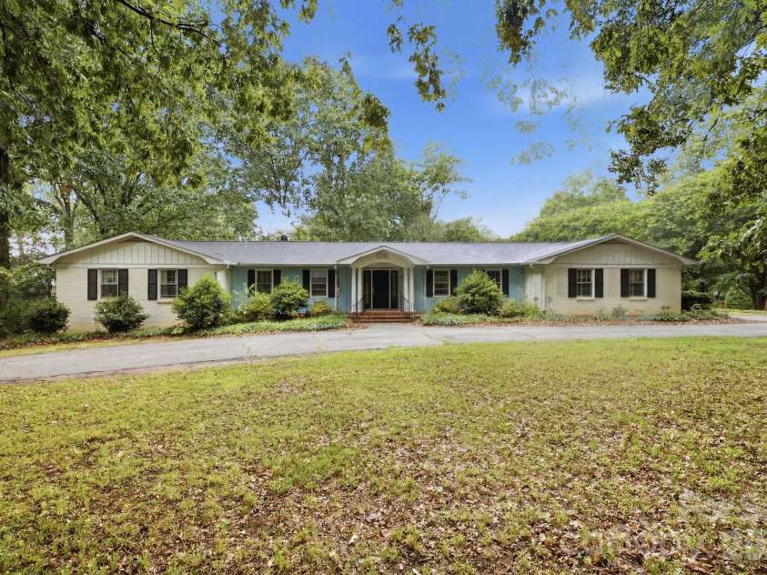 108 Augusta Drive, Statesville, NC 28625.  MLS# CAR4402103, YatesRealty ID 36365. 