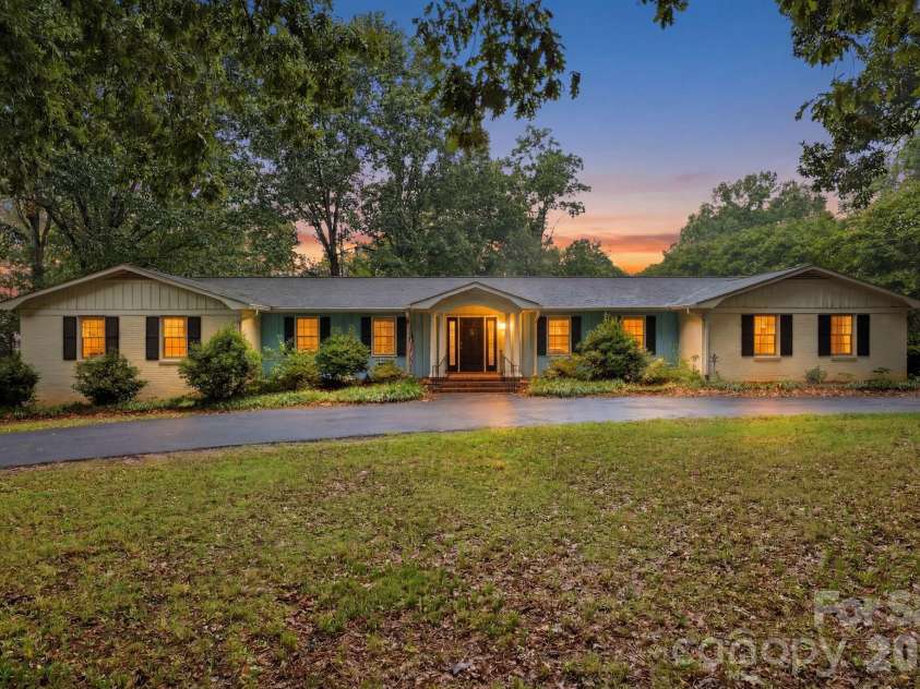 108 Augusta Drive, Statesville, NC 28625.  MLS# CAR4402103, YatesRealty ID 36365. Virtually edited