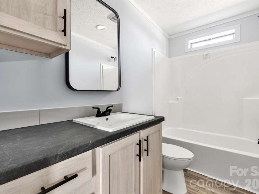 6414 Mingo Road, Heath Springs, SC 29058.  MLS# CAR4402987, YatesRealty ID 36367. Hallway Full Bath