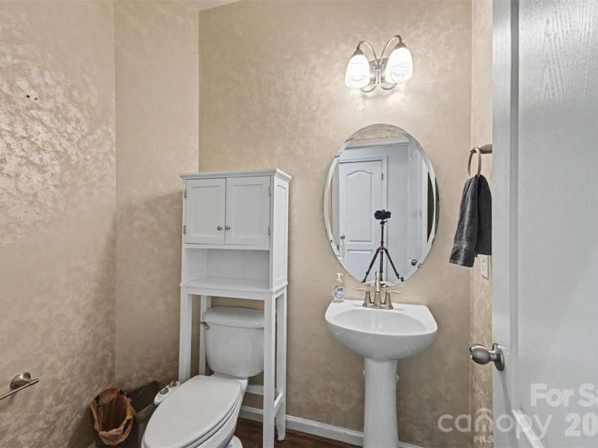 517 Stowe Road, Belmont, NC 28012.  MLS# CAR4399288, YatesRealty ID 36371. Main level half bath