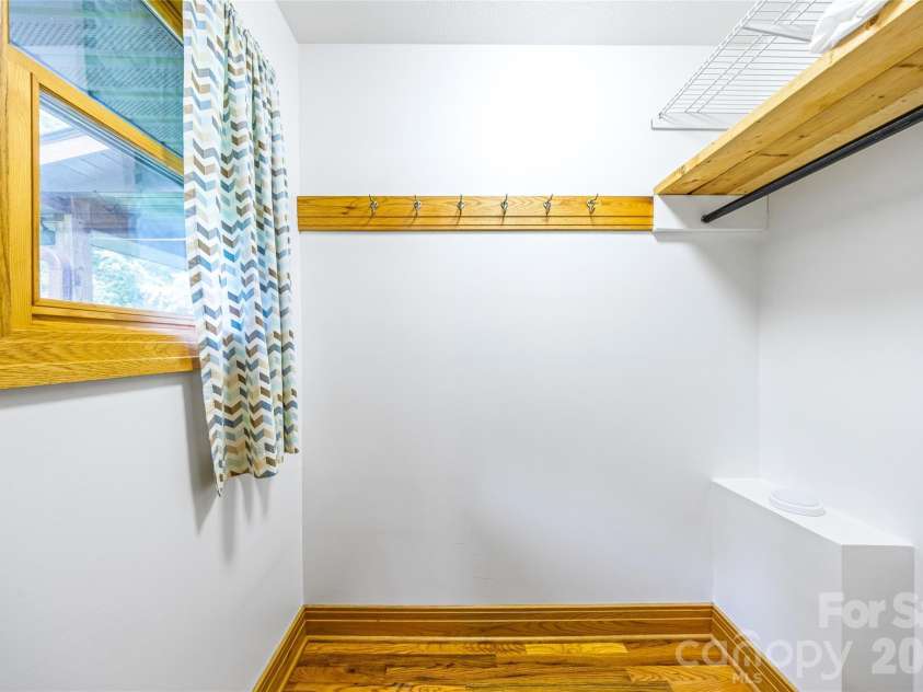 464 Governors View Road, Asheville, NC 28805.  MLS# CAR4402270, YatesRealty ID 36373. 