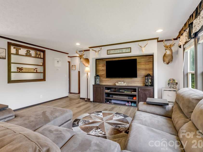 256 Phillips Valley Road, Mars Hill, NC 28754.  MLS# CAR4398012, YatesRealty ID 36375. 