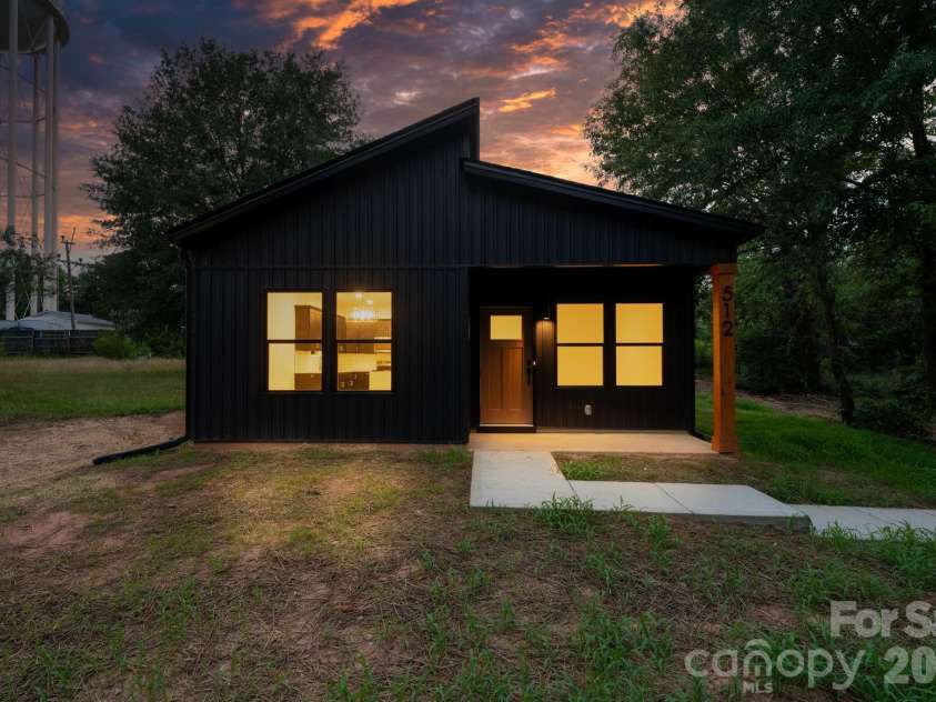 512 28th Street, Hickory, NC 28602.  MLS# CAR4399283, YatesRealty ID 36377. 