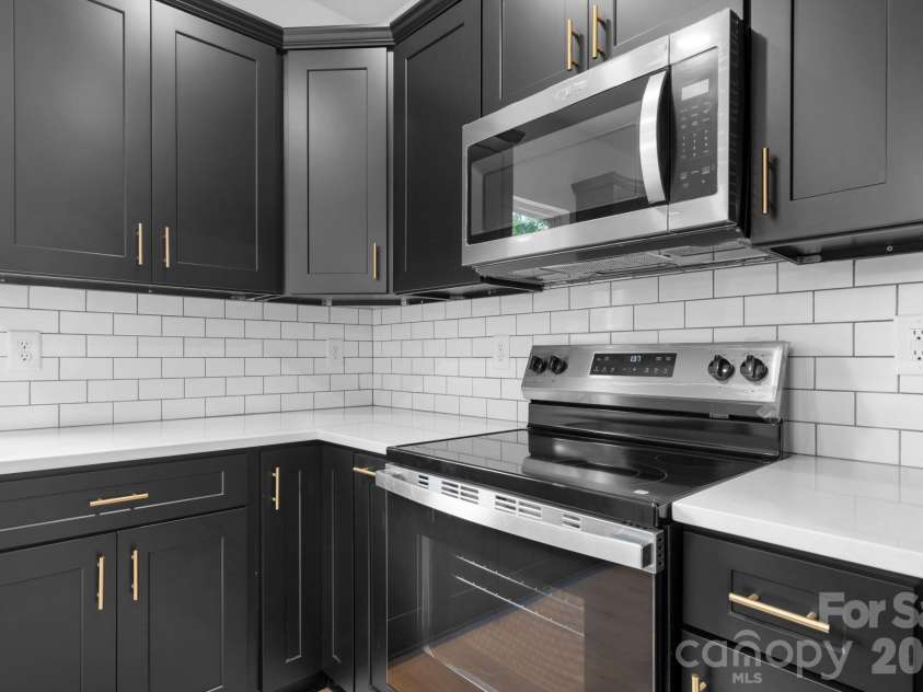 512 28th Street, Hickory, NC 28602.  MLS# CAR4399283, YatesRealty ID 36377. 