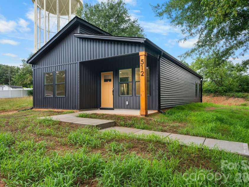 512 28th Street, Hickory, NC 28602.  MLS# CAR4399283, YatesRealty ID 36377. 