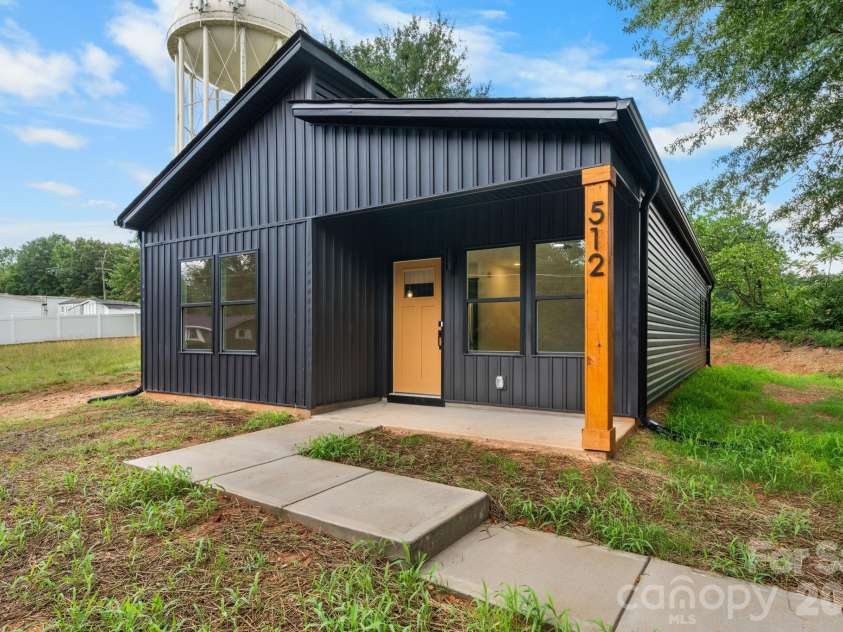 512 28th Street, Hickory, NC 28602.  MLS# CAR4399283, YatesRealty ID 36377. 