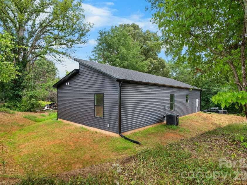 512 28th Street, Hickory, NC 28602.  MLS# CAR4399283, YatesRealty ID 36377. 