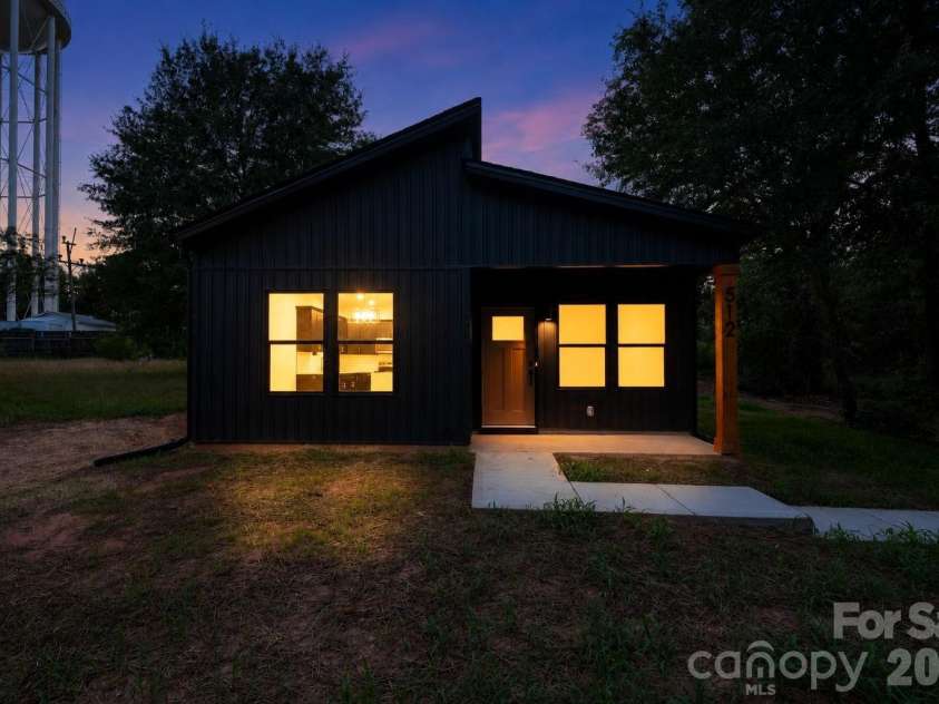 512 28th Street, Hickory, NC 28602.  MLS# CAR4399283, YatesRealty ID 36377. 