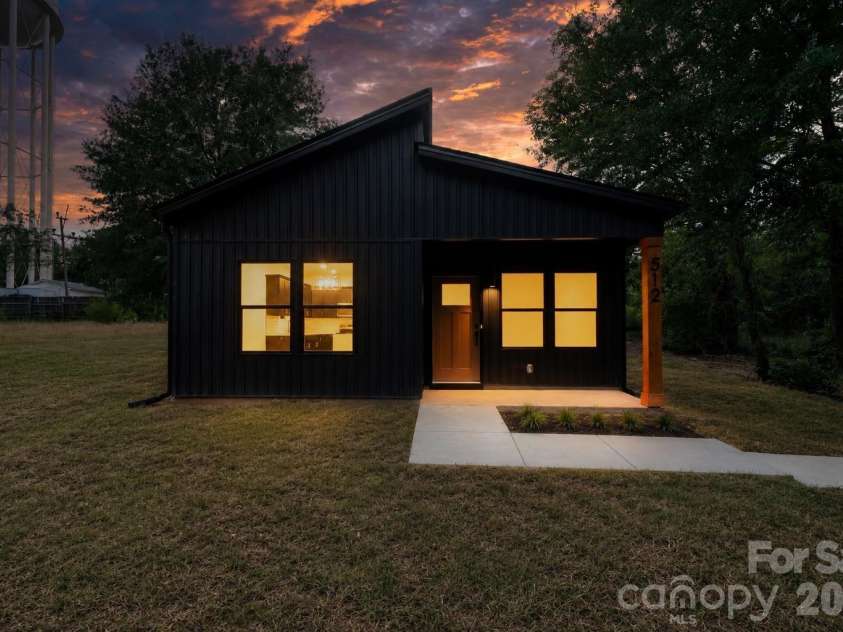 512 28th Street, Hickory, NC 28602.  MLS# CAR4399283, YatesRealty ID 36377. AI enhanced landscaping