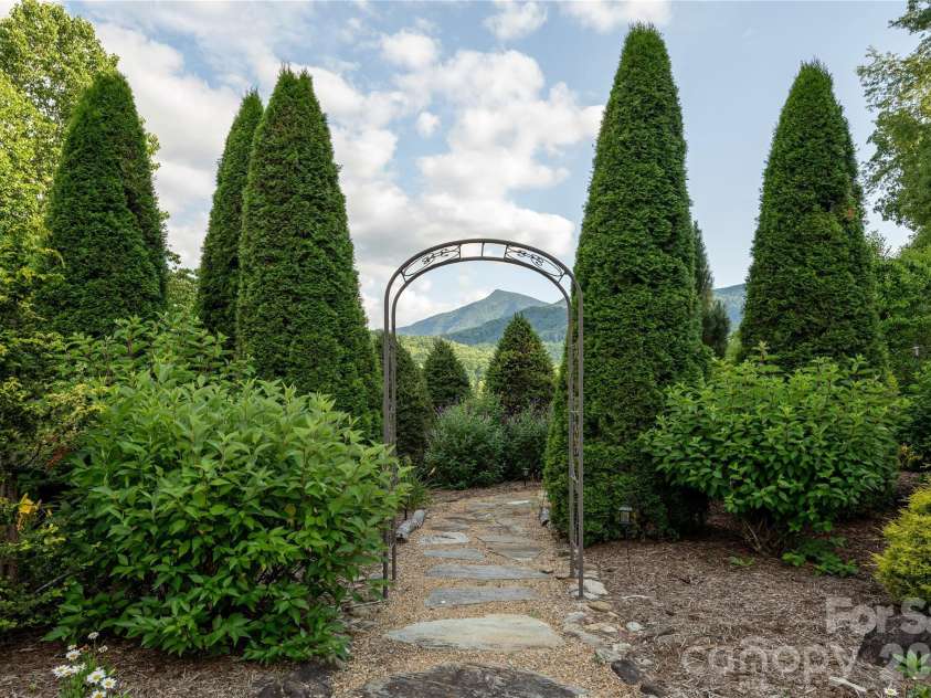 345 Prospect Drive, Burnsville, NC 28714.  MLS# CAR4399945, YatesRealty ID 36378. Arbor