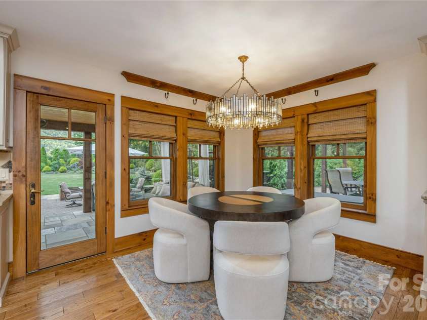 345 Prospect Drive, Burnsville, NC 28714.  MLS# CAR4399945, YatesRealty ID 36378. Breakfast nook