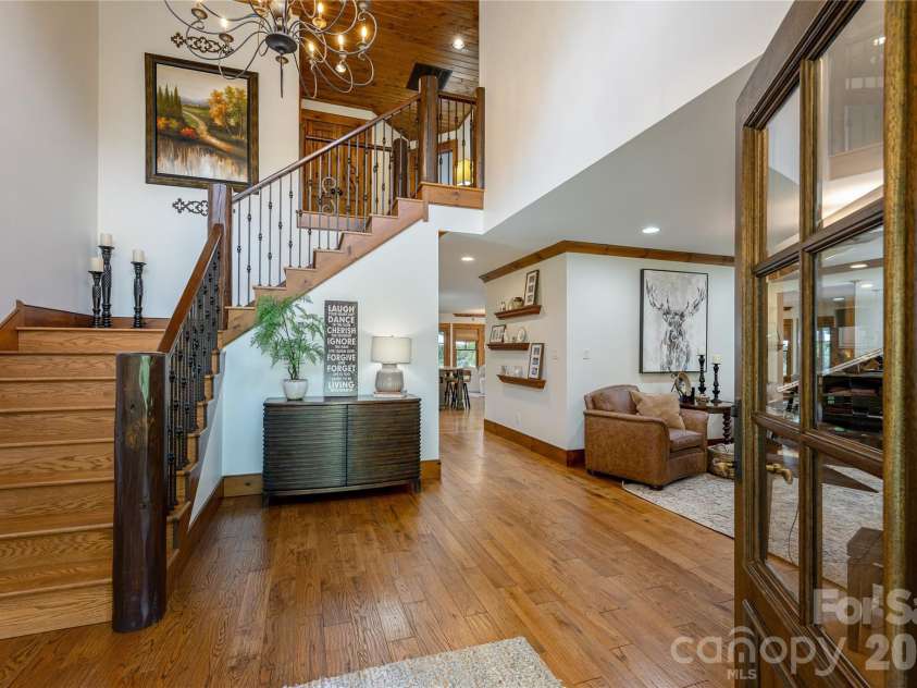 345 Prospect Drive, Burnsville, NC 28714.  MLS# CAR4399945, YatesRealty ID 36378. Entry foyer
