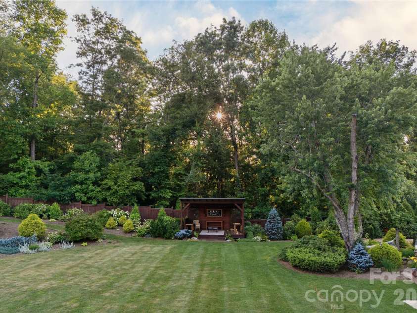 345 Prospect Drive, Burnsville, NC 28714.  MLS# CAR4399945, YatesRealty ID 36378. Huge yard