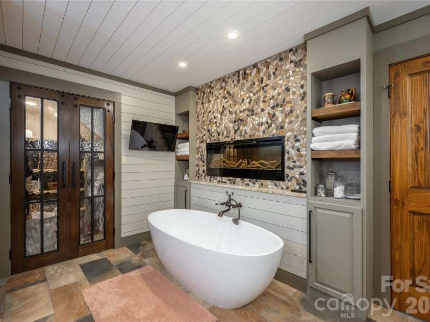 345 Prospect Drive, Burnsville, NC 28714.  MLS# CAR4399945, YatesRealty ID 36378. Primary Bath Main level