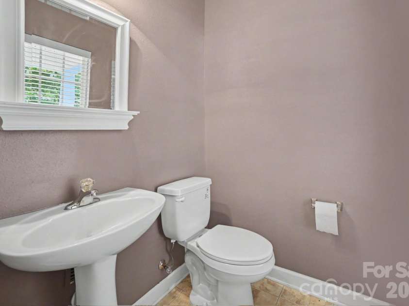 5604 Santeelah Court, Charlotte, NC 28217.  MLS# CAR4402278, YatesRealty ID 36379. Half Bath