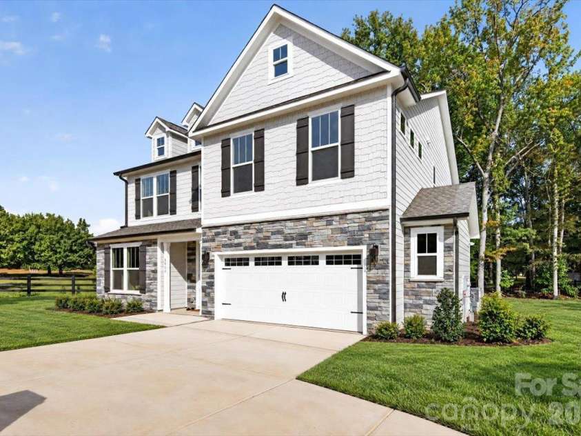 4919 Potter Road, Matthews, NC 28104.  MLS# CAR4395738, YatesRealty ID 36381. 