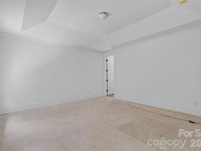 4919 Potter Road, Matthews, NC 28104.  MLS# CAR4395738, YatesRealty ID 36381. Primary Bedroom with trey ceiling - Lighting will be changed