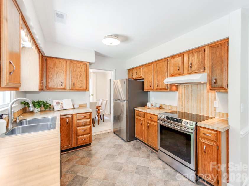 4625 Annerly Court, Charlotte, NC 28226.  MLS# CAR4399934, YatesRealty ID 36383. 