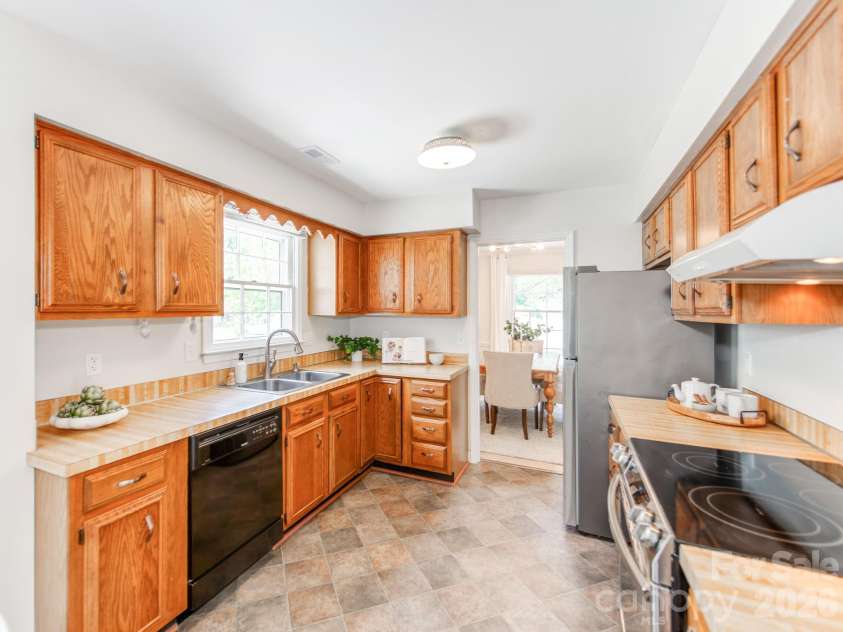 4625 Annerly Court, Charlotte, NC 28226.  MLS# CAR4399934, YatesRealty ID 36383. Kitchen