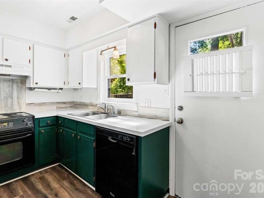 6100 Honeysuckle Lane, Charlotte, NC 28212.  MLS# CAR4402268, YatesRealty ID 36386. 
