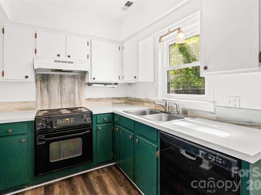 6100 Honeysuckle Lane, Charlotte, NC 28212.  MLS# CAR4402268, YatesRealty ID 36386. 