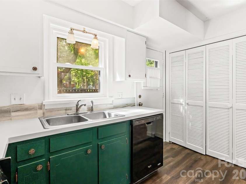 6100 Honeysuckle Lane, Charlotte, NC 28212.  MLS# CAR4402268, YatesRealty ID 36386. 