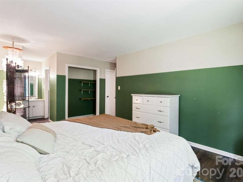 6100 Honeysuckle Lane, Charlotte, NC 28212.  MLS# CAR4402268, YatesRealty ID 36386. 