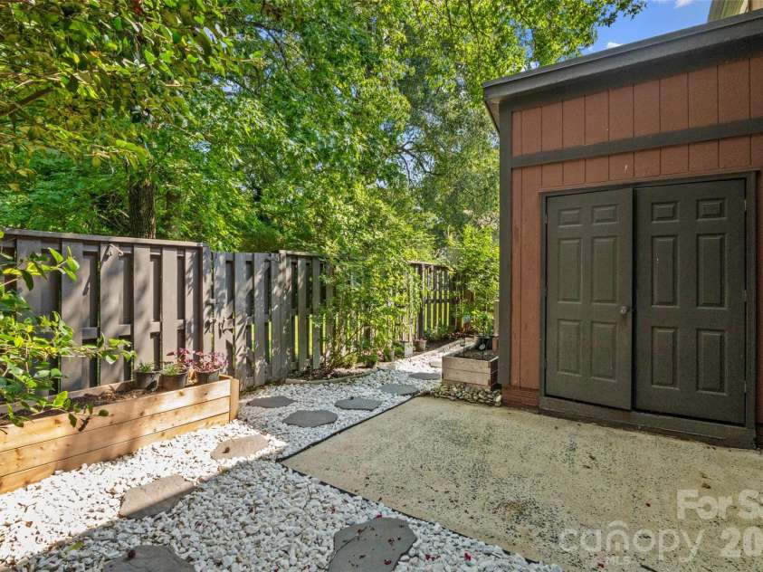 6100 Honeysuckle Lane, Charlotte, NC 28212.  MLS# CAR4402268, YatesRealty ID 36386. 