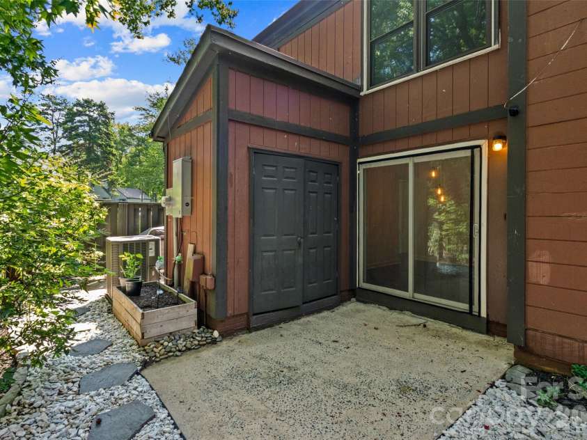 6100 Honeysuckle Lane, Charlotte, NC 28212.  MLS# CAR4402268, YatesRealty ID 36386. 
