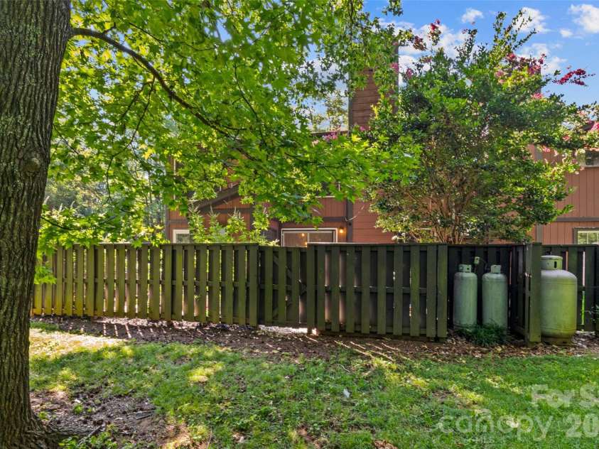 6100 Honeysuckle Lane, Charlotte, NC 28212.  MLS# CAR4402268, YatesRealty ID 36386. 