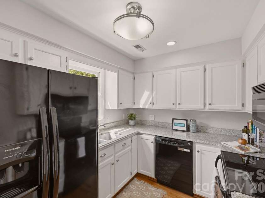 815 Lexington Avenue, Charlotte, NC 28203.  MLS# CAR4399546, YatesRealty ID 36388. 