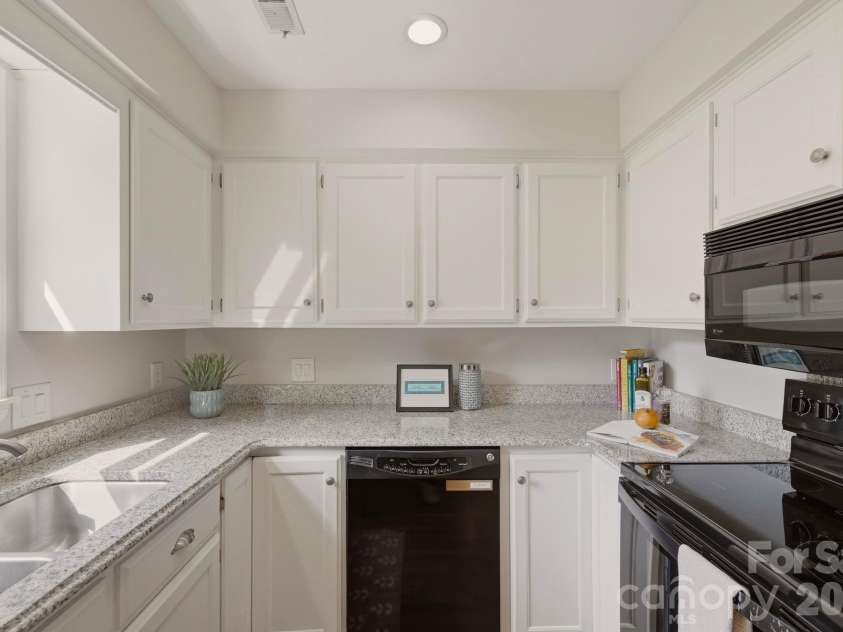 815 Lexington Avenue, Charlotte, NC 28203.  MLS# CAR4399546, YatesRealty ID 36388. 