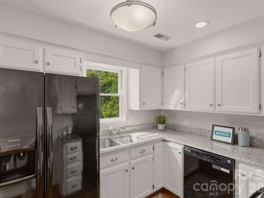 815 Lexington Avenue, Charlotte, NC 28203.  MLS# CAR4399546, YatesRealty ID 36388. 