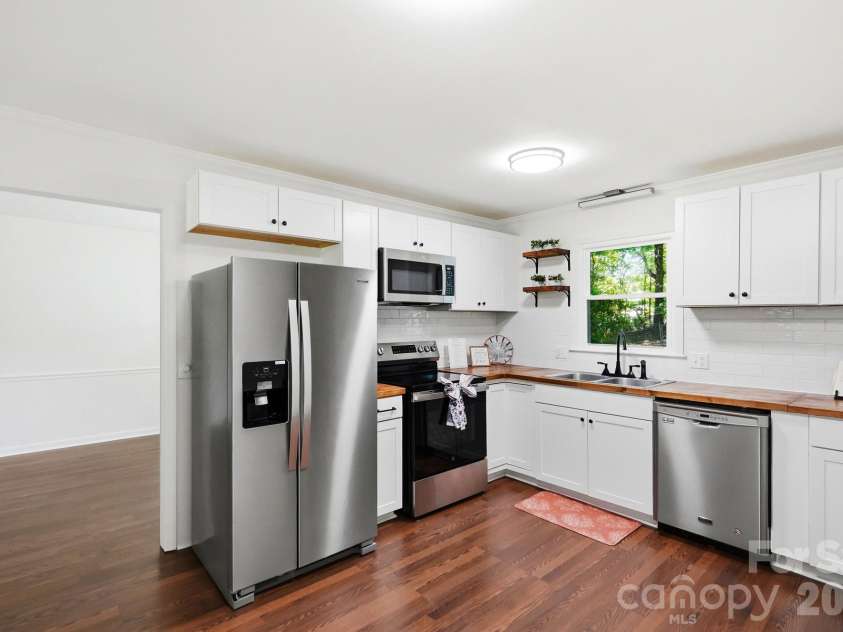1927 Terra Lane, Lancaster, SC 29720.  MLS# CAR4379834, YatesRealty ID 36389. New Tile Backsplash