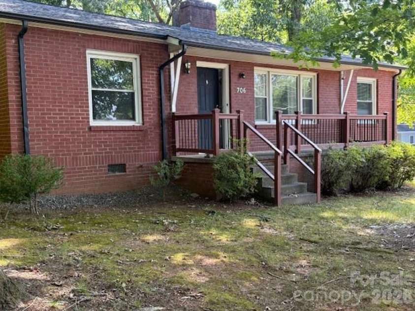 706 12th Avenue, Hickory, NC 28601.  MLS# CAR4401188, YatesRealty ID 36391. 