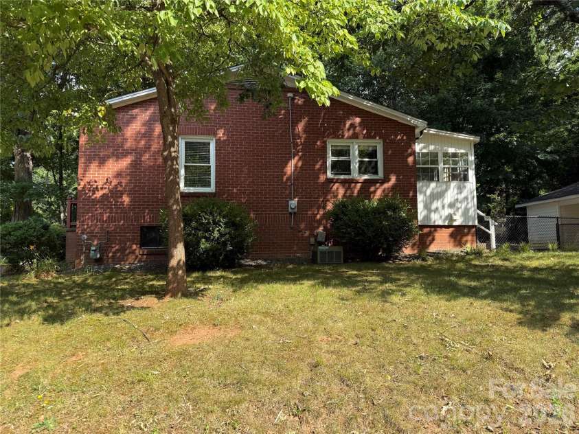 706 12th Avenue, Hickory, NC 28601.  MLS# CAR4401188, YatesRealty ID 36391. 