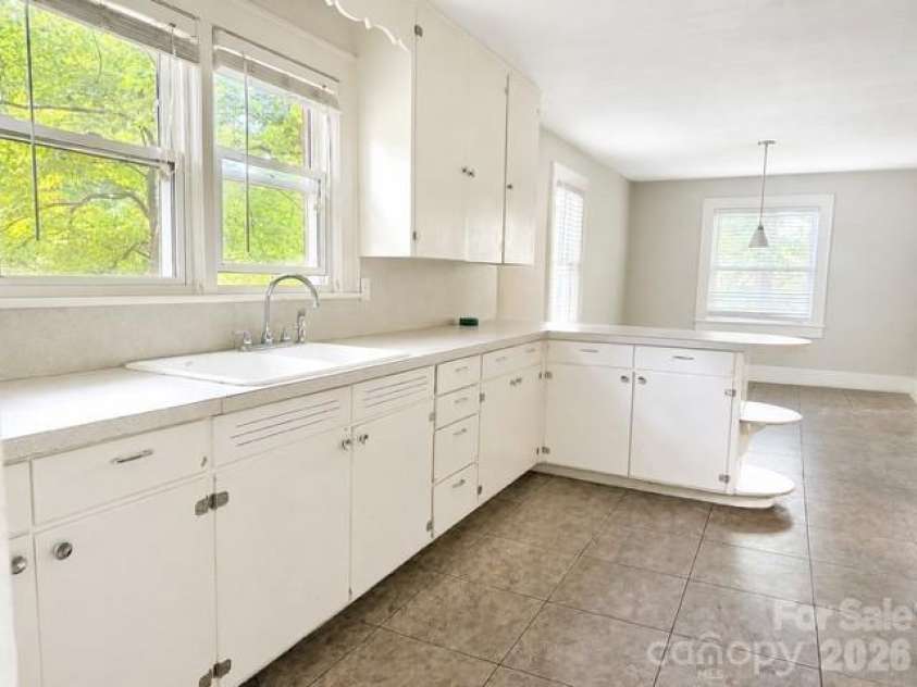 706 12th Avenue, Hickory, NC 28601.  MLS# CAR4401188, YatesRealty ID 36391. 
